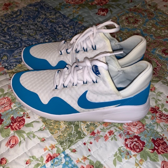 WMNS NIKE AIR MAX SASHA - Picture 3 of 4